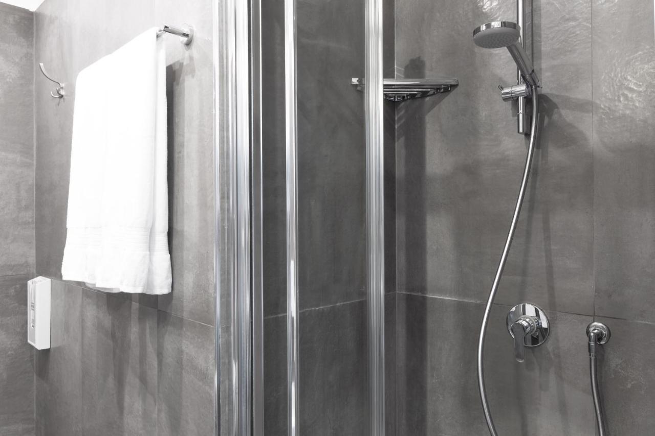 Toledostop ナポリ エクステリア 写真 A shower with a shower door