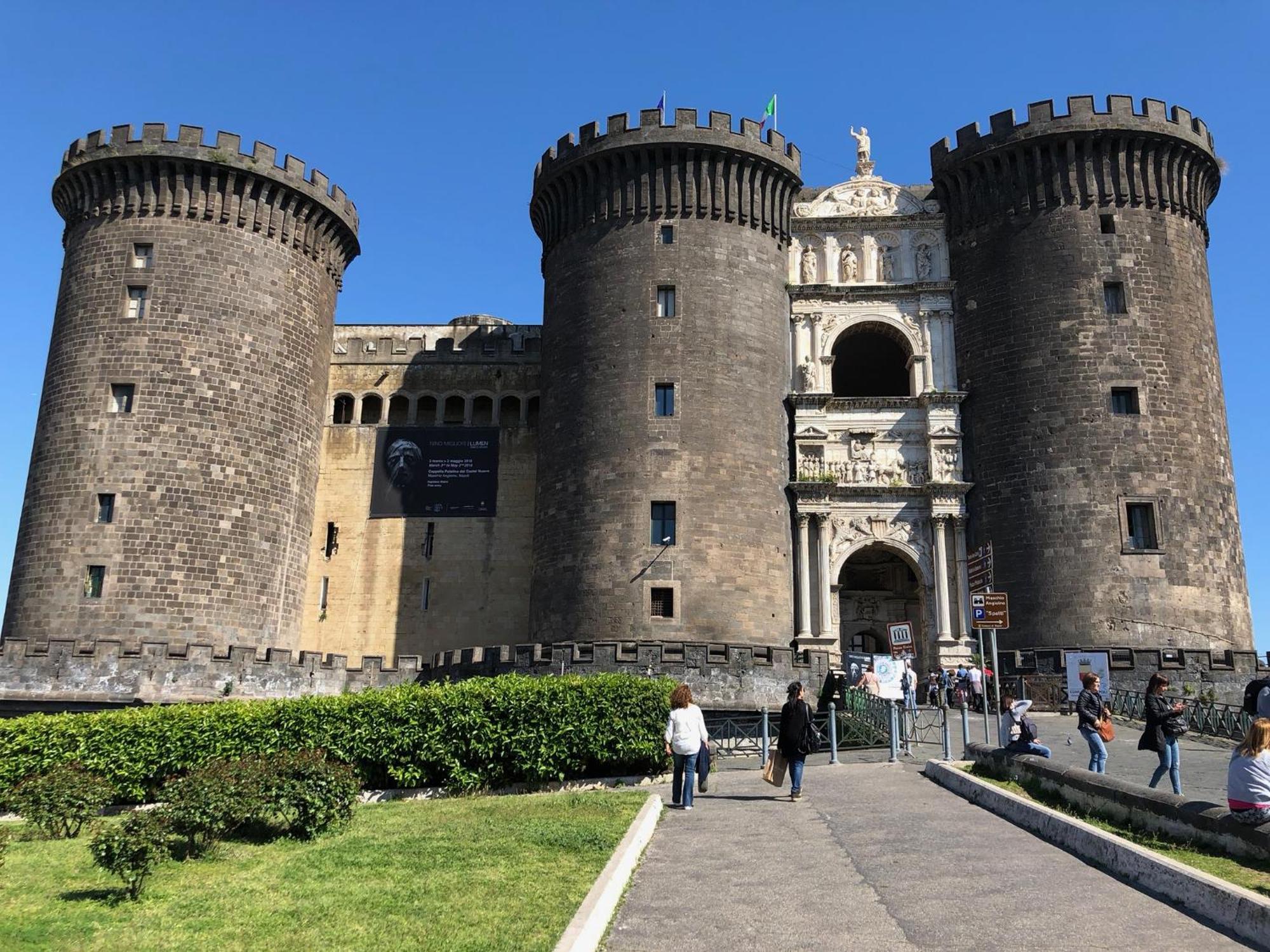 Toledostop ナポリ エクステリア 写真 Castel Nuovo, Naples