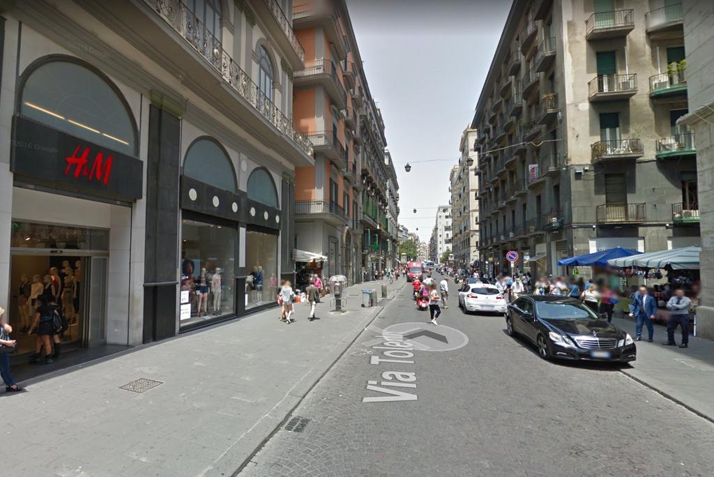 Toledostop ナポリ エクステリア 写真 The station is located on Via Torino, a shopping street.