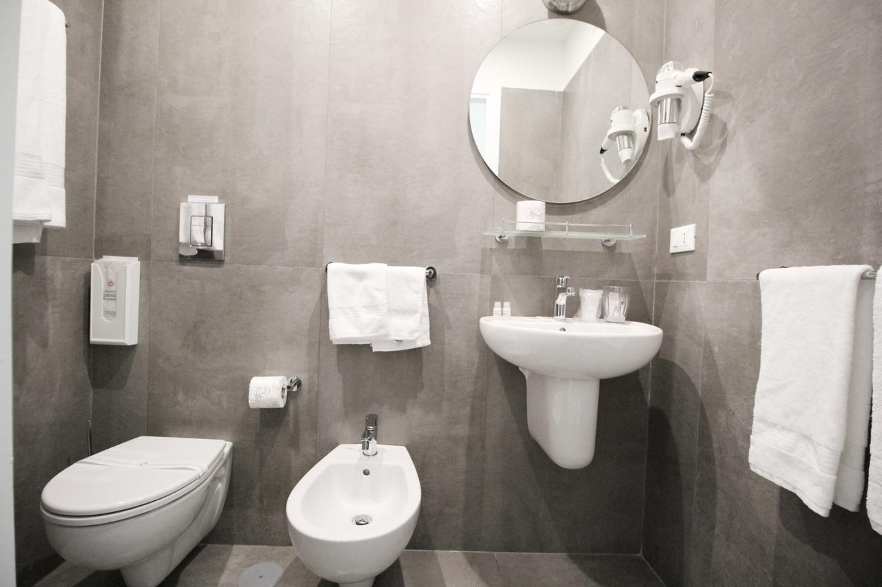 Toledostop ナポリ エクステリア 写真 A bidet in a hotel bathroom