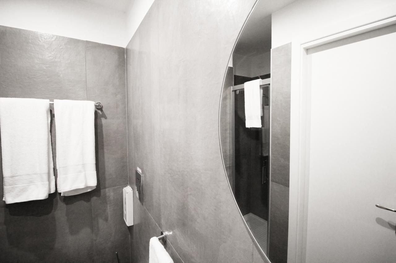 Toledostop ナポリ エクステリア 写真 Bathroom with polished concrete
