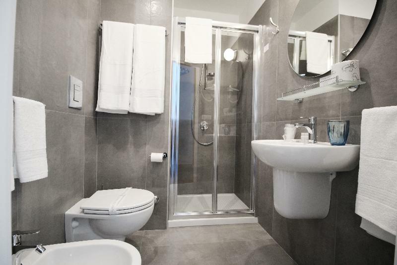 Toledostop ナポリ エクステリア 写真 A modern bathroom with a shower enclosure